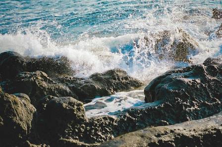 8 Benefits of Listening to Waves Crashing on Rocks